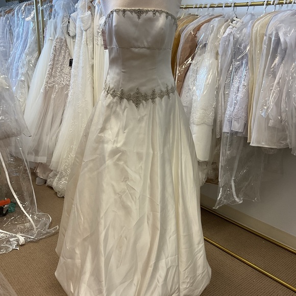 Elegant White Strapless Wedding Dress 9123